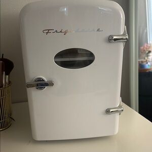 Frigidaire White Makeup Organizer